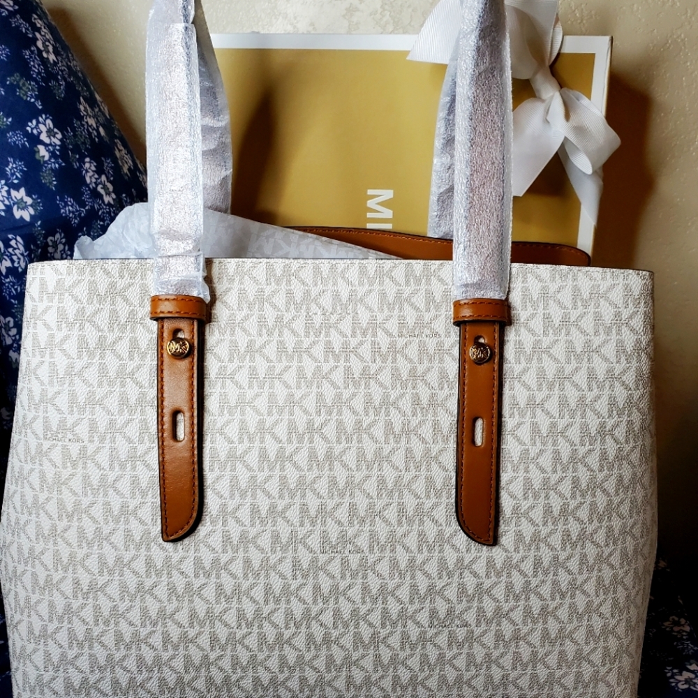 Michael Kors Vanilla Monogram - Picture 4 of 9